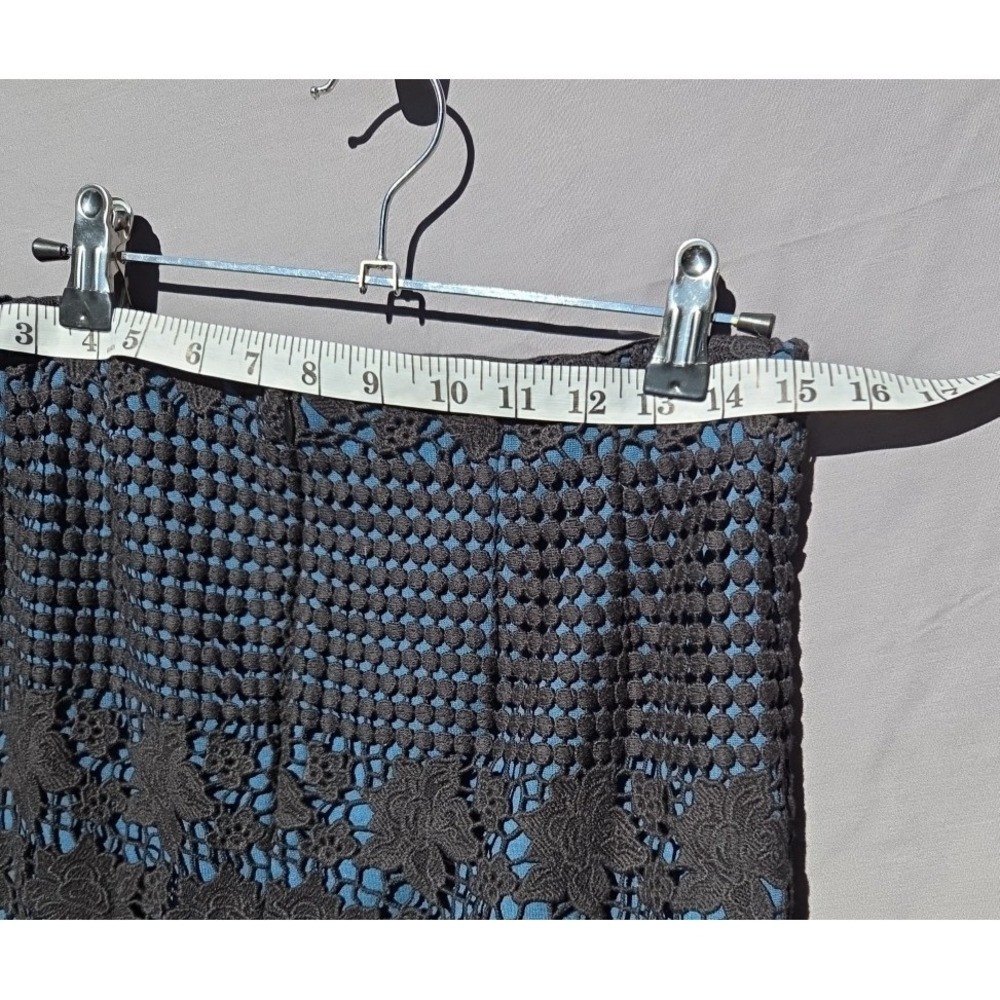 LOFT Women's Black Crochet Lace Skirt Blue Lining Floral Scalloped Hem Size 4 - Picture 5 of 6